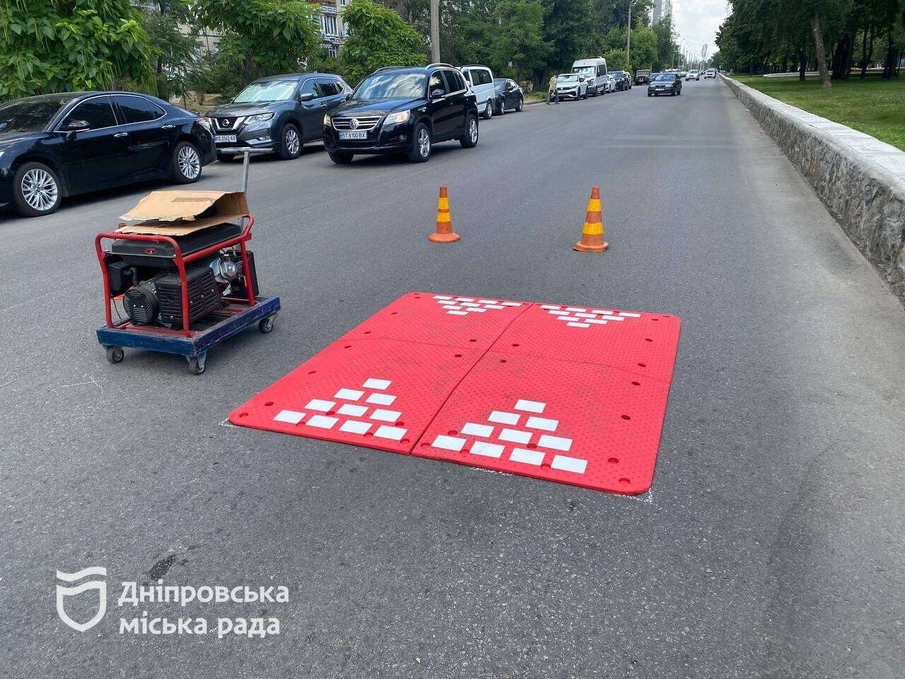 У Дніпрі встановлюють нові «берлінські подушки»: де водіям варто бути уважнішими