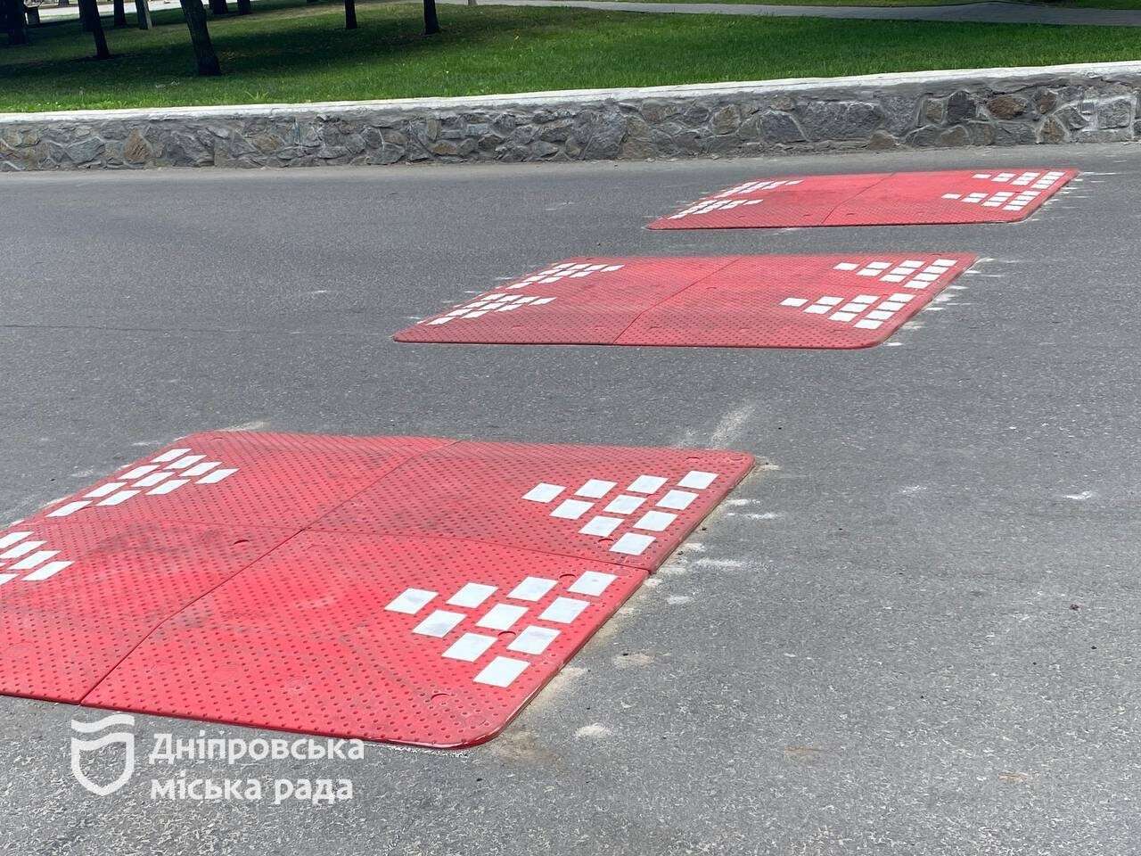 У Дніпрі встановлюють нові «берлінські подушки»: де водіям варто бути уважнішими