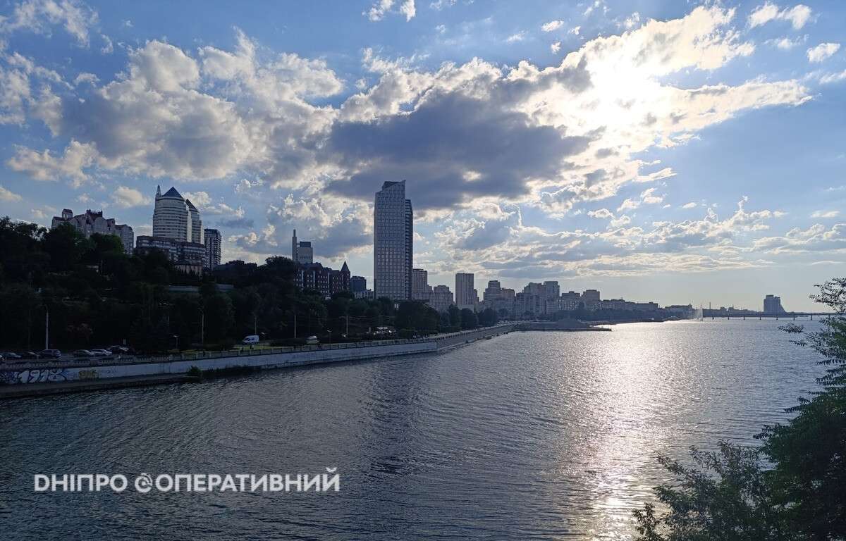 Прогноз погоди у Дніпрі на сьогодні, 5 липня 2026
У неділю, 5 липня, у Дніпрі хмарна погода буде триматися до самого вечора. Вранці очікується дрібний дощ, який вдень набере…