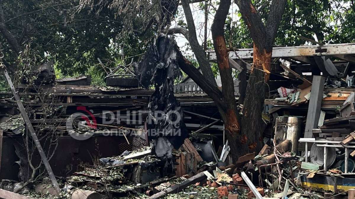 Атака на Днепр 6 июля: вражеский дрон попал во двор частного дома — подробности и кадры