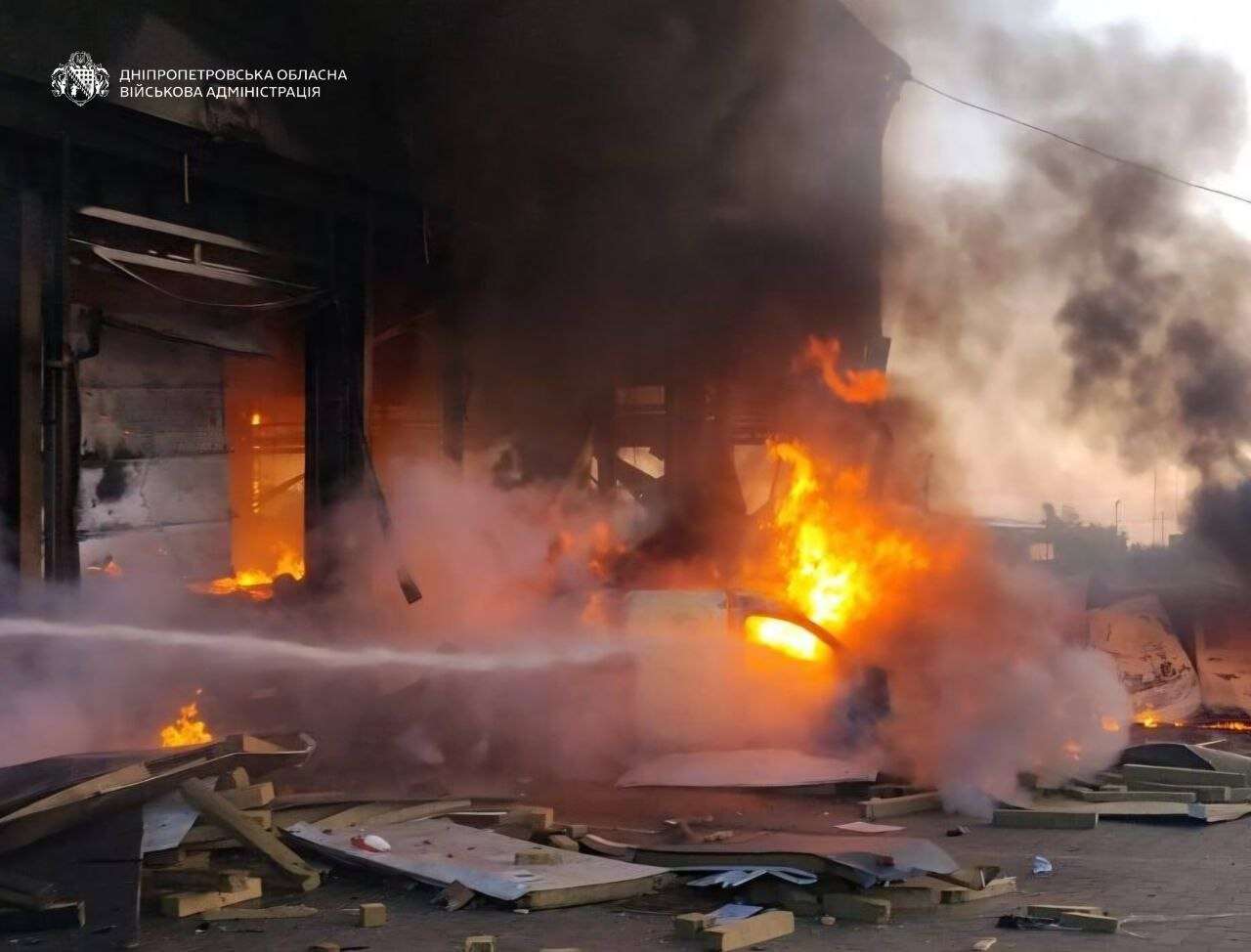 Згоріли СТО, склад і заправка: уночі ворог атакував Дніпропетровщину БпЛА, артилерією та авіабомбою