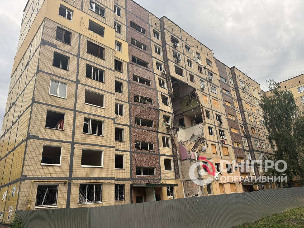 На Перемозі в Дніпрі через негоду обвалилися аварійні конструкції будинку, який восени атакував &ldquo;шахед&rdquo;