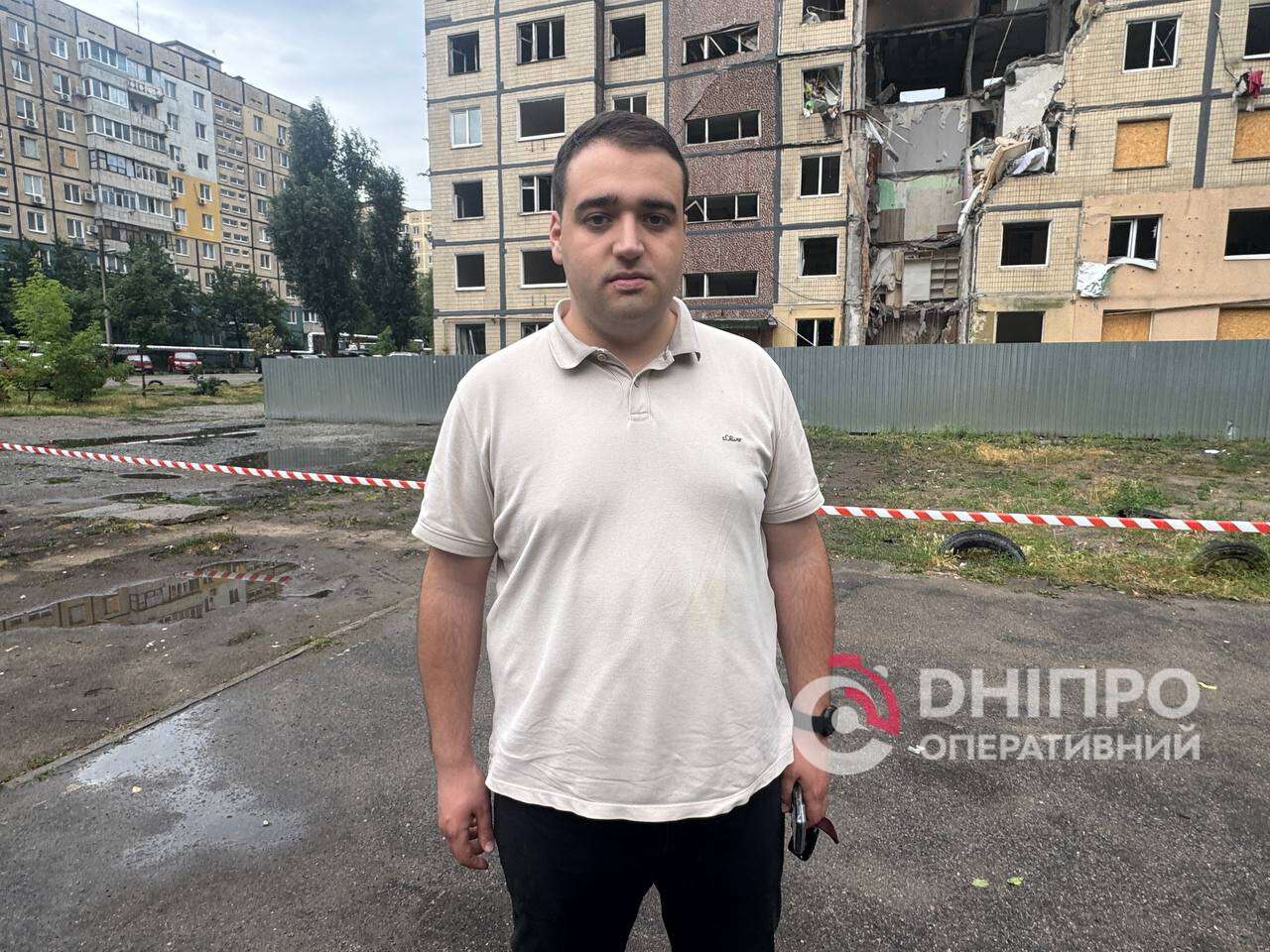 На Перемозі в Дніпрі через негоду обвалилися аварійні конструкції будинку, який восени атакував “шахед”
Сьогодні у мережі з’явилися кадри з житлового масиву Перемога, на яких зафіксовано момент зсуву конструкцій багатоповерхівки. Йдеться про будинок