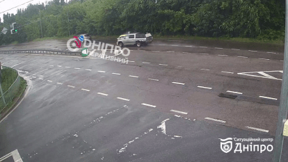 ДТП на Запорізькому шосе 10.07: Daewoo виїхав на узбіччя після зіткнення з Mitsubishi - відео