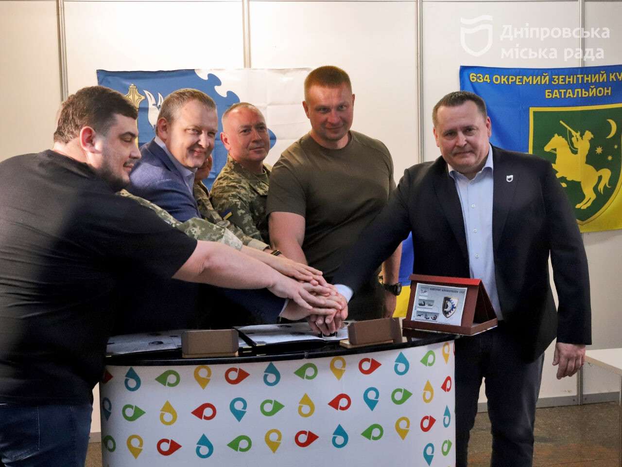 Мэр Филатов и руководитель ДнепрОВА поздравили военнослужащих с 10-й годовщиной создания ВК «Восток»