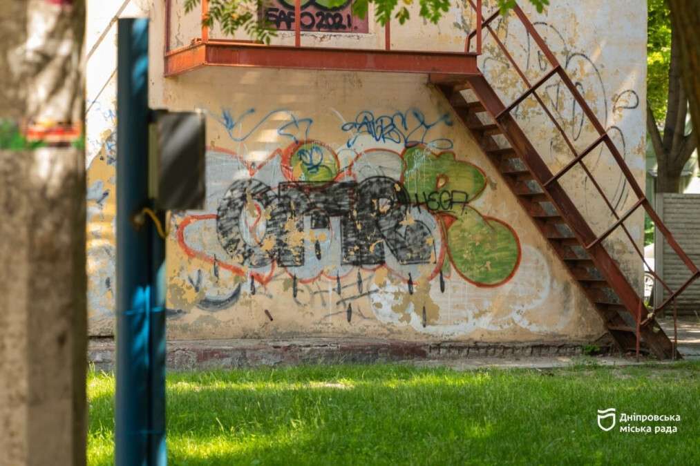 У Дніпрі нагадали, куди звертатися, якщо стали свідком вандалізму в парку чи сквері