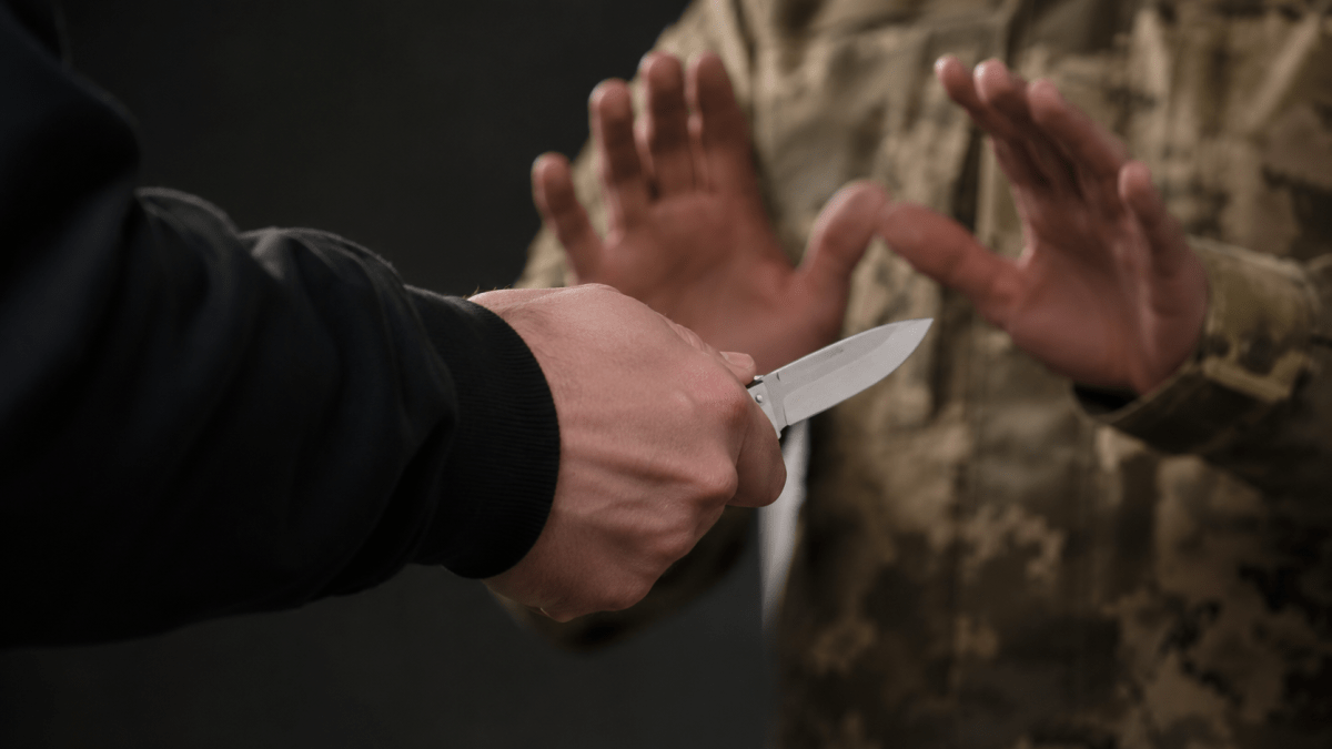 Отец достал нож, когда сотрудники ТЦК остановили его сына в Днепре: что решил суд