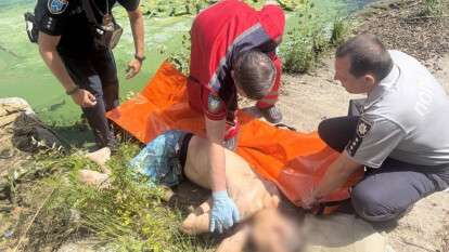 Чоловік стрибнув у воду з пішохідного мосту на Монастирському острові