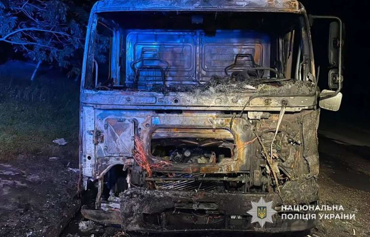 Сподівалися заробити грошей: у Кривому Розі хлопець і дівчина спалили вантажівку
У Кривому Розі двоє молодих людей підпалили вантажний автомобіль, сподіваючись отримати за це грошову винагороду. Про це повідомляє “Дніпро Оперативний”…
