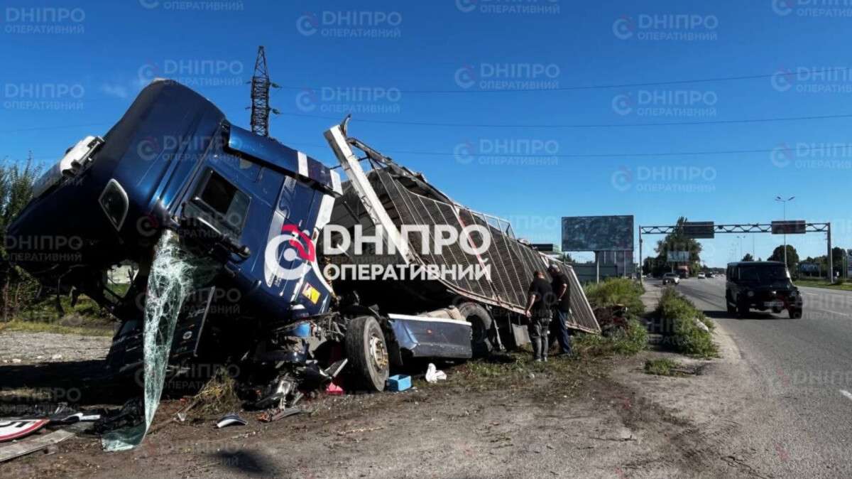 Грузовик провалился в канал возле «Эпицентра» 29.07: кадры