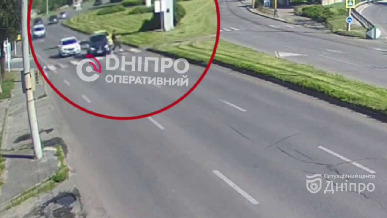 У Дніпрі на Набережній Заводській пішохід двічі ледь не потрапив під авто: відео моменту
Вдень 29 липня у Дніпрі на Набережній Заводській перед Кайдацьким мостом сталася дорожньо-транспортна пригода. Момент зафіксували камери Ситуаційного центру міс