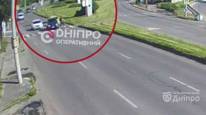 ДТП на Набережной Заводской: пешехода дважды едва не сбили — видео