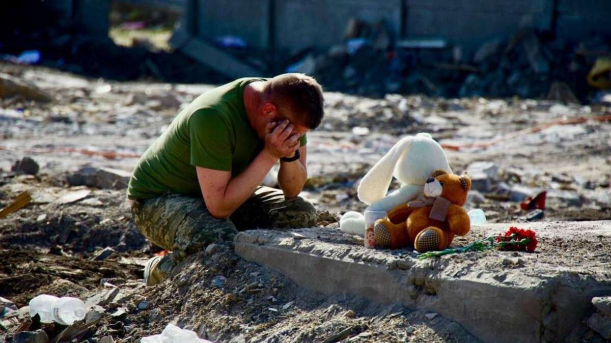 Російський удар по житловому будинку на Дніпропетровщині 30.07: доля ще п'ятьох дітей невідома