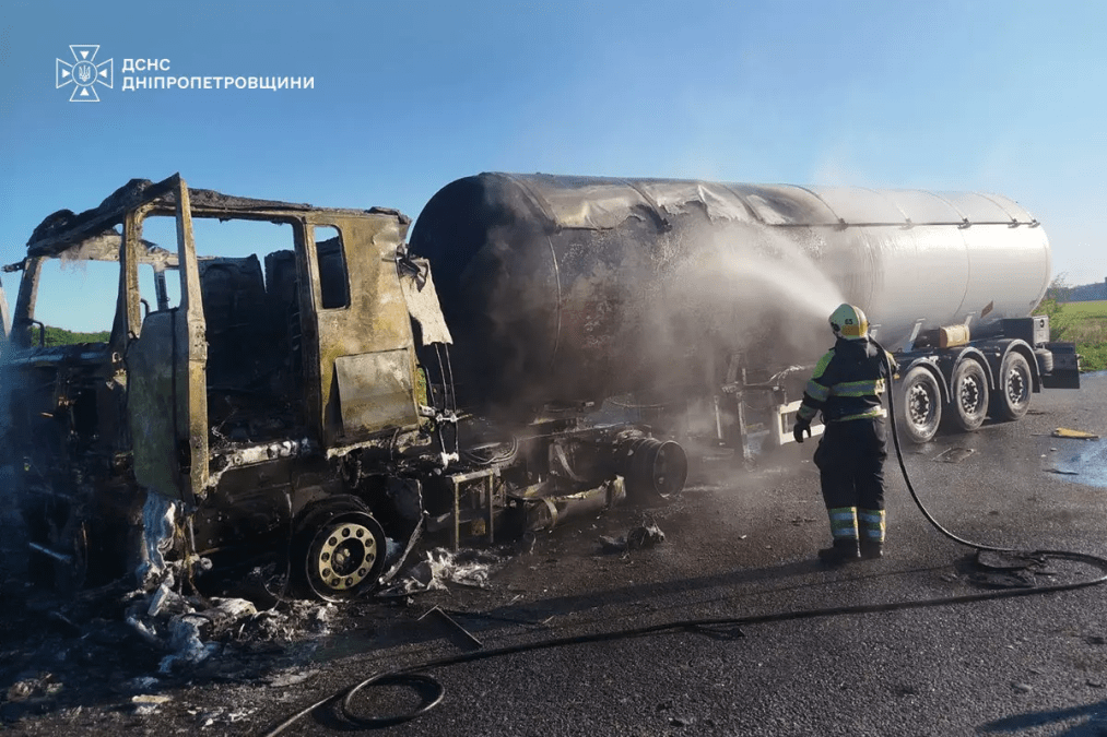 На трасі у Кам’янському районі спалахнула вантажівка: водія госпіталізували
