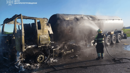 На трасі у Кам’янському районі спалахнула вантажівка: водія госпіталізували