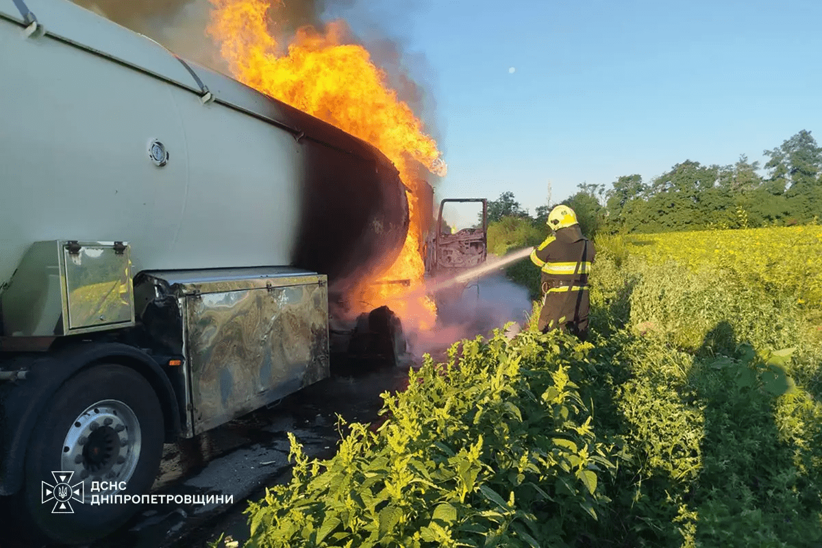 На трасі у Кам&rsquo;янському районі спалахнула вантажівка: водія госпіталізували