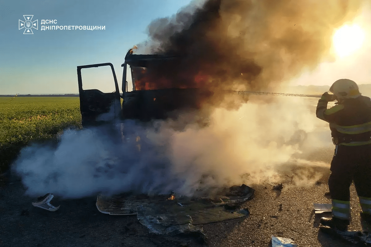 На трасі у Кам&rsquo;янському районі спалахнула вантажівка: водія госпіталізували