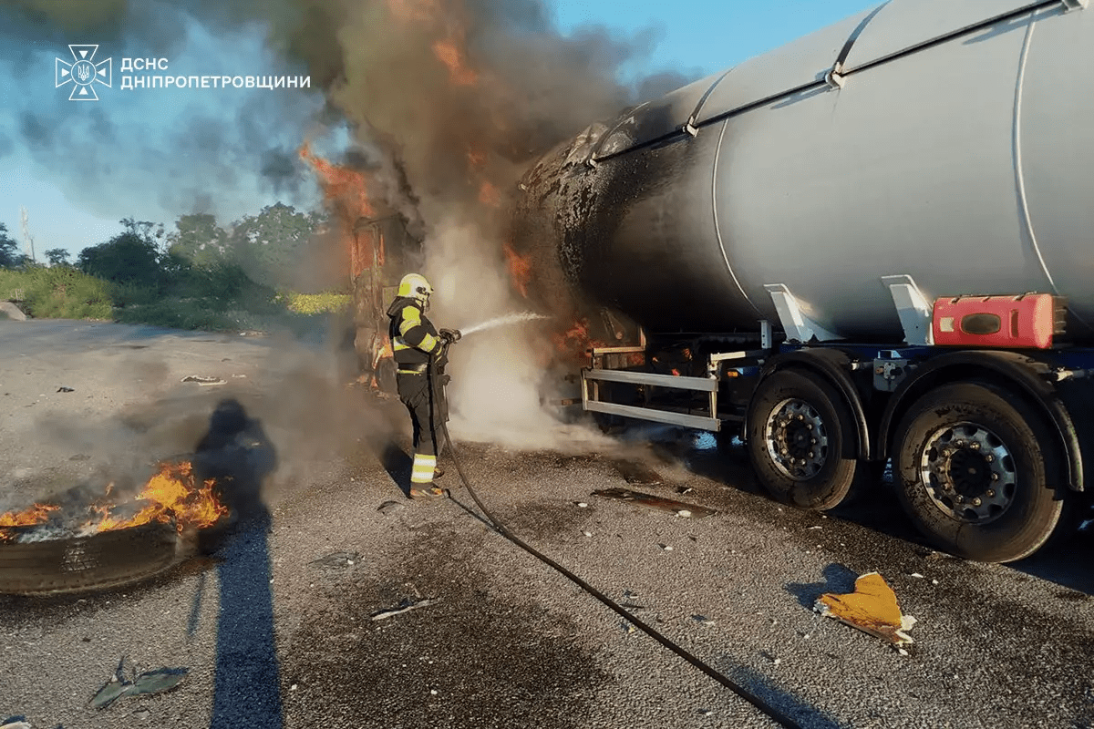 На трасі у Кам&rsquo;янському районі спалахнула вантажівка: водія госпіталізували