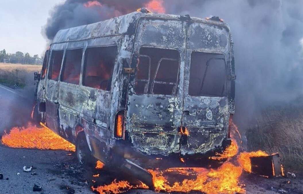 Рейсовий мікроавтобус згорів внаслідок атаки рф по Нікопольщині