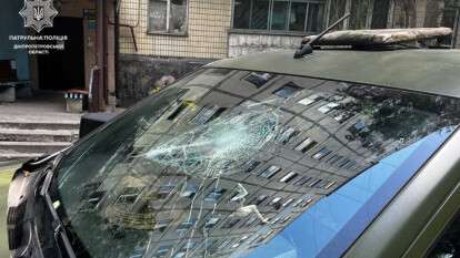 В Днепре на проспекте Поля мужчина громил автомобиль и бросался на людей