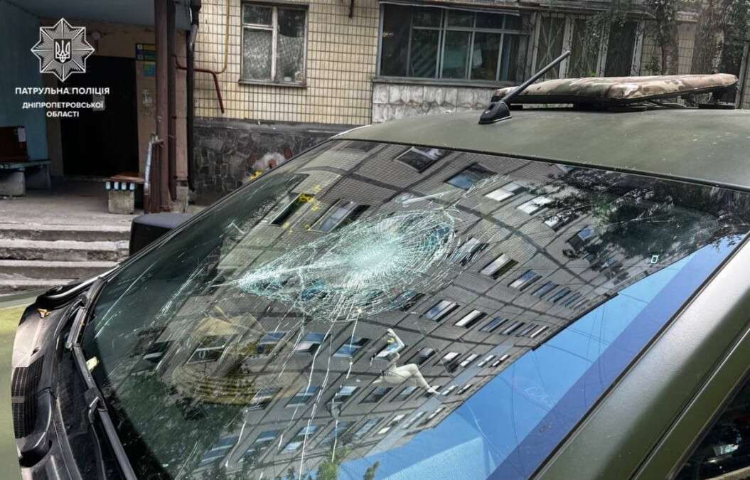 У Дніпрі на проспекті Поля чоловік трощив авто та кидався на людей