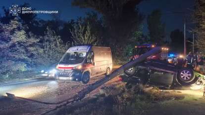 Nissan врізався у стовп та перекинувся на Дінпропетровщині: є постраждалі