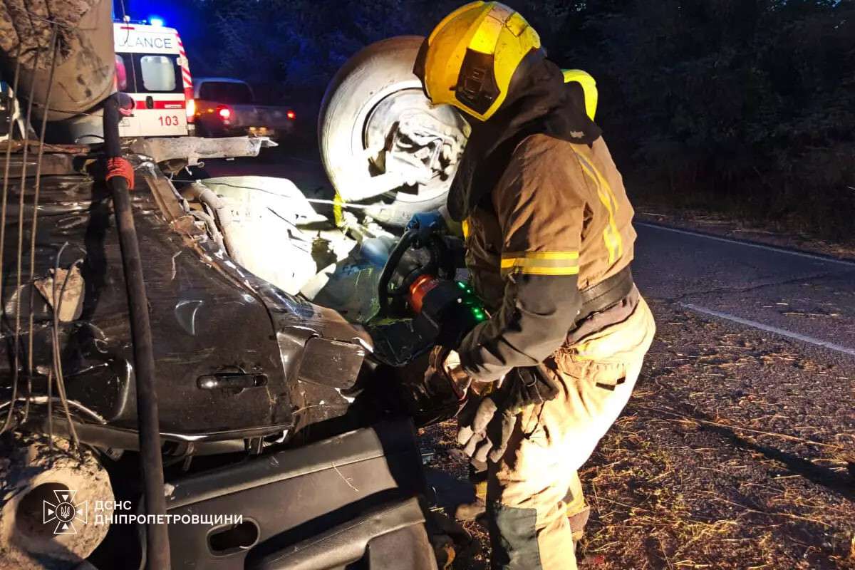 Nissan врізався у стовп та перекинувся на Дінпропетровщині: є постраждалі