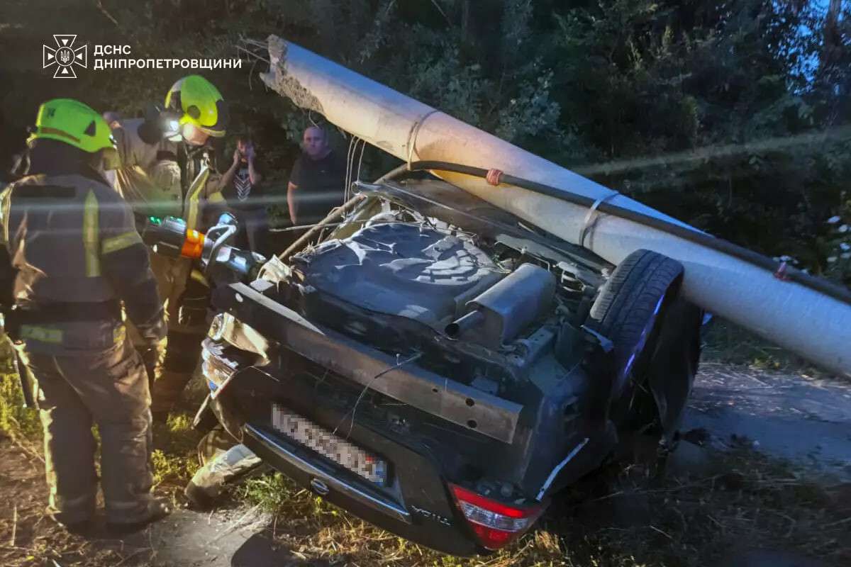 Nissan врізався у стовп та перекинувся на Дінпропетровщині: є постраждалі
