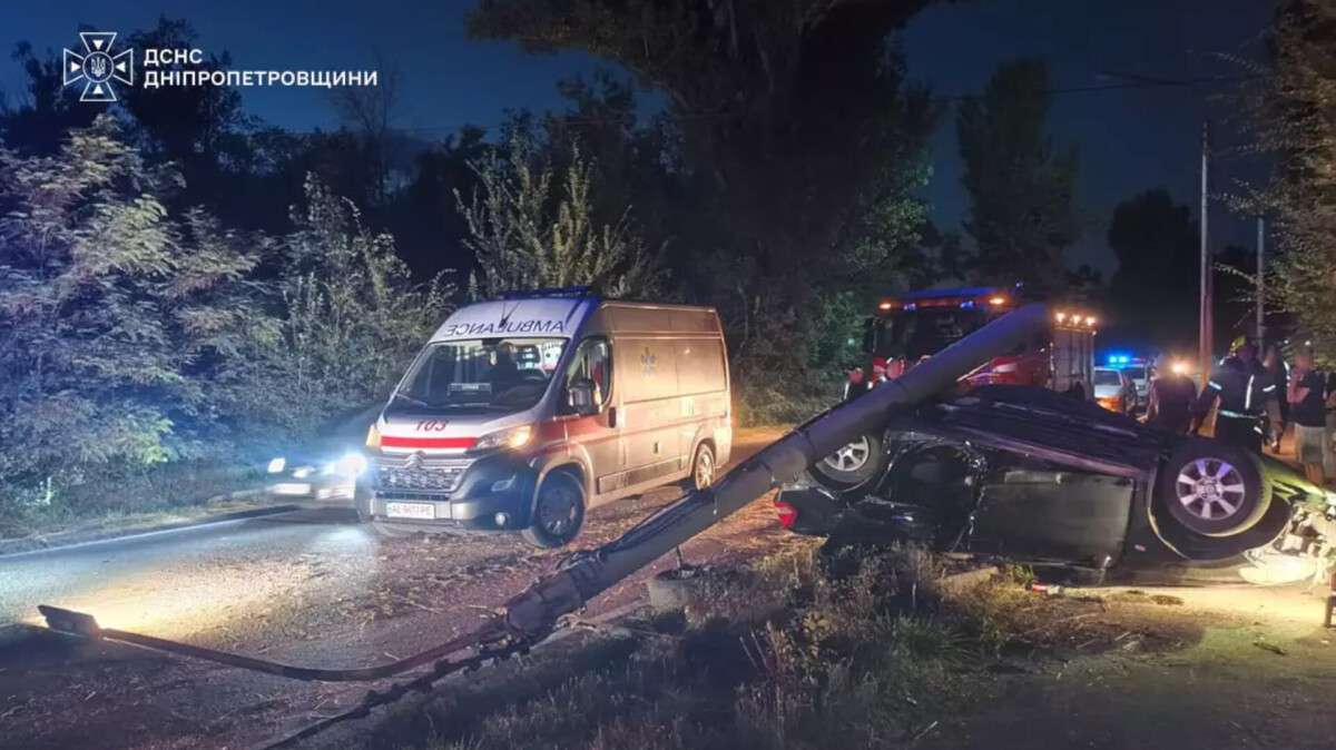 Nissan врезался в столб и перевернулся в Днепропетровской области: есть пострадавшие