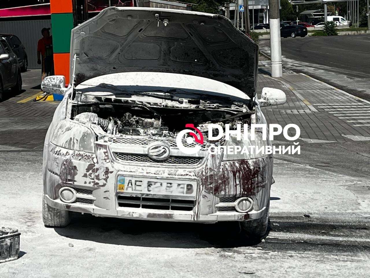 Загорелся автомобиль возле АЗС на Космической 5 августа: подробности с места происшестви