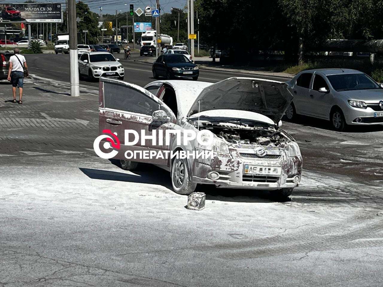 Загорелся автомобиль возле АЗС на Космической 5 августа: подробности с места происшестви