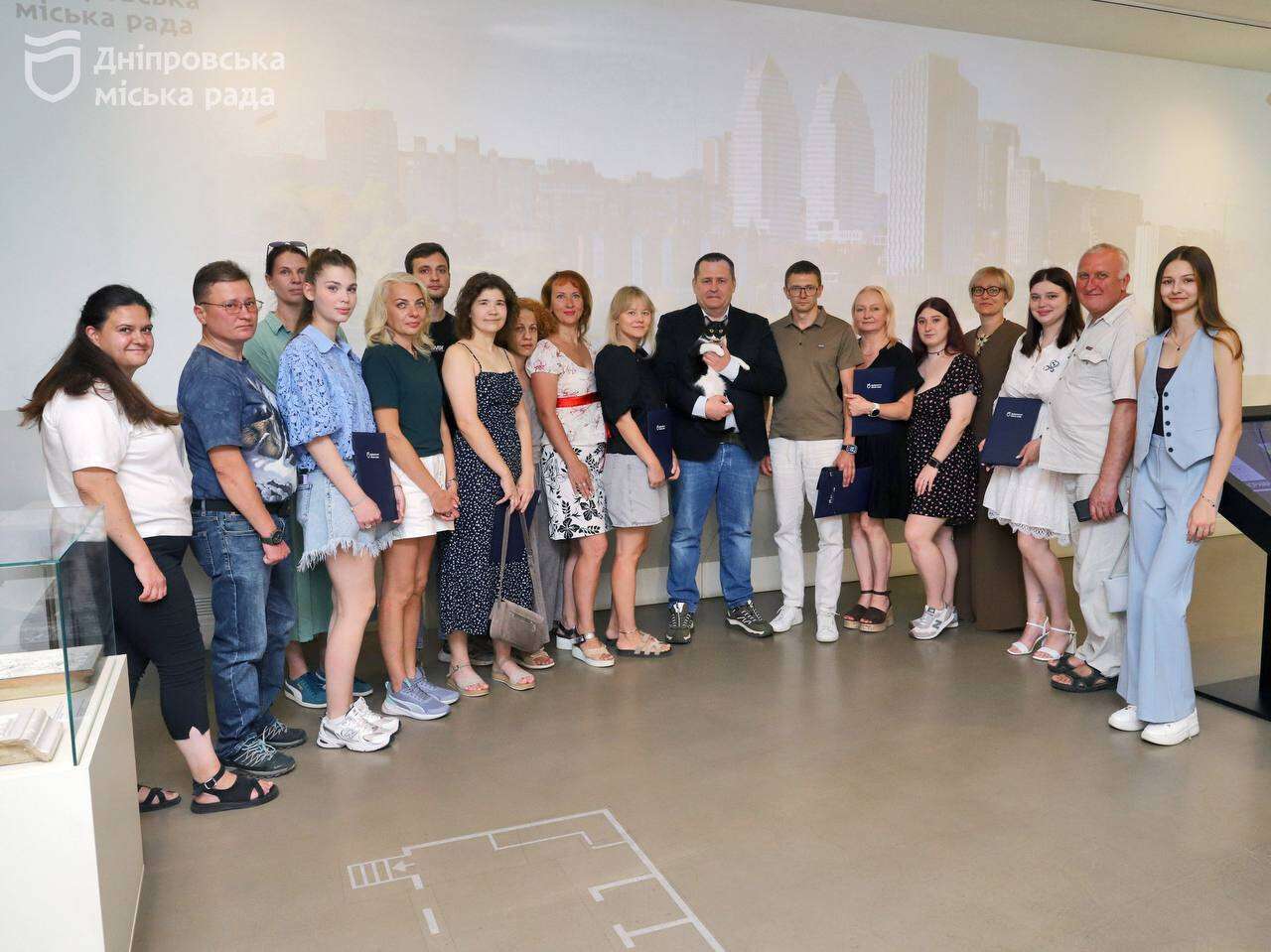 Мер Філатов вручив нагороди командам ветклінік Дніпра, які постраждали через атаки рф