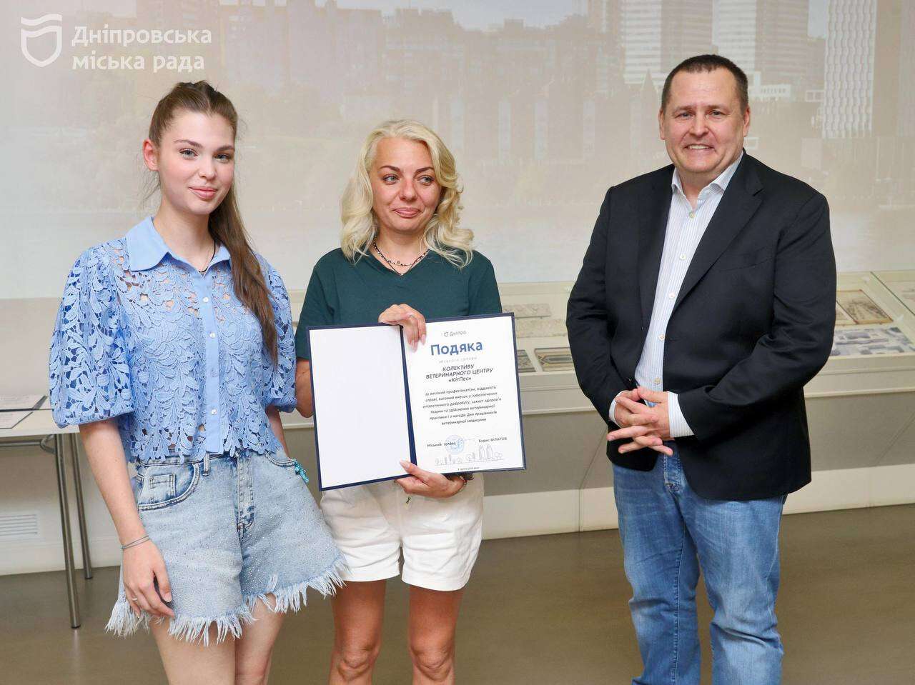 Мэр Филатов вручил награды командам ветклиник Днепра, пострадавшим из-за атак рф