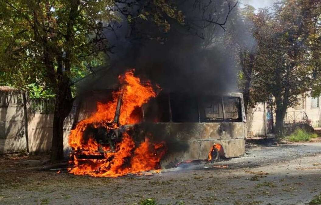 Рейсовий автобус загорівся після удару рф по Нікополю: є загиблий