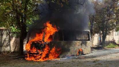 Рейсовий автобус загорівся після удару рф по Нікополю: є загиблий