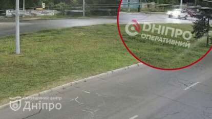 ДТП на Набережній Перемоги 10 серпня: мотоцикл зіткнувся з авто - відео