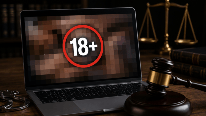 Знімав відео для дорослих і жив на криптовалюту: судили порноактора з OnlyFans