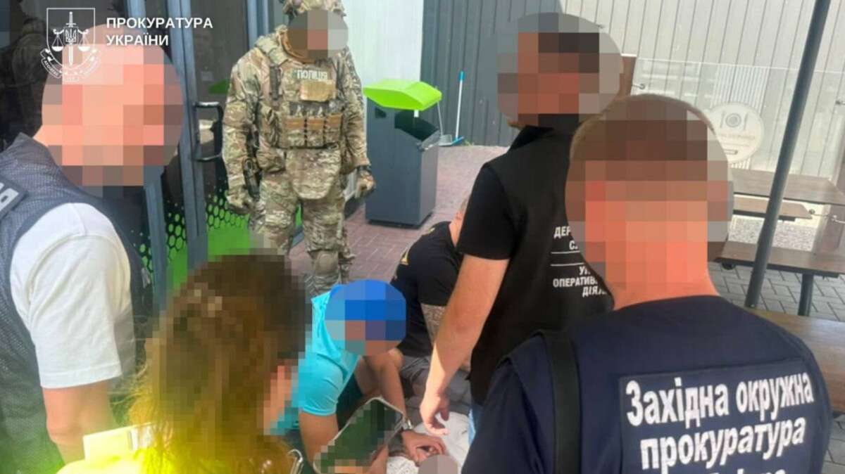 Іноземець за гроші оформлював водійські посвідчення без іспитів та «бронювання»