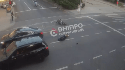 Мотоциклист на скорости врезался в такси: видео ДТП в центре Днепра