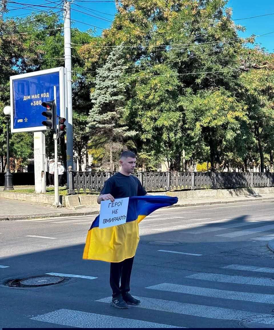 Каждую субботу в Днепре ветераны и семьи погибших Героев присоединяются к акции «Минута молчания»