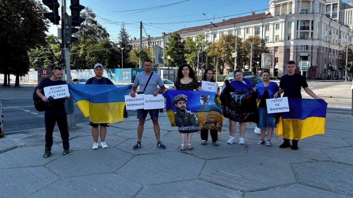 Каждую субботу в Днепре ветераны и семьи погибших Героев присоединяются к акции «Минута молчания»