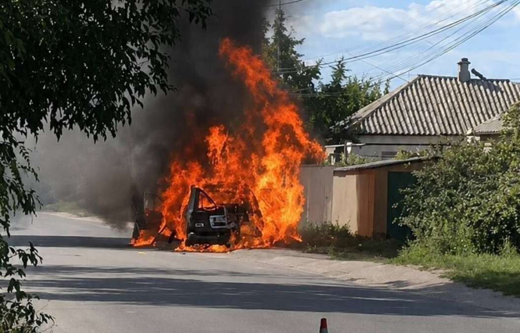 Автомобіль дотла згорів на вулиці Незламній в Дніпрі
