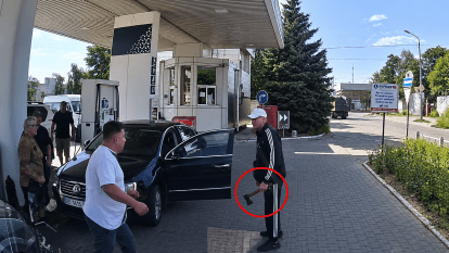 В Днепре военному врачу угрожали топором: чем закончился конфликт на АЗС
