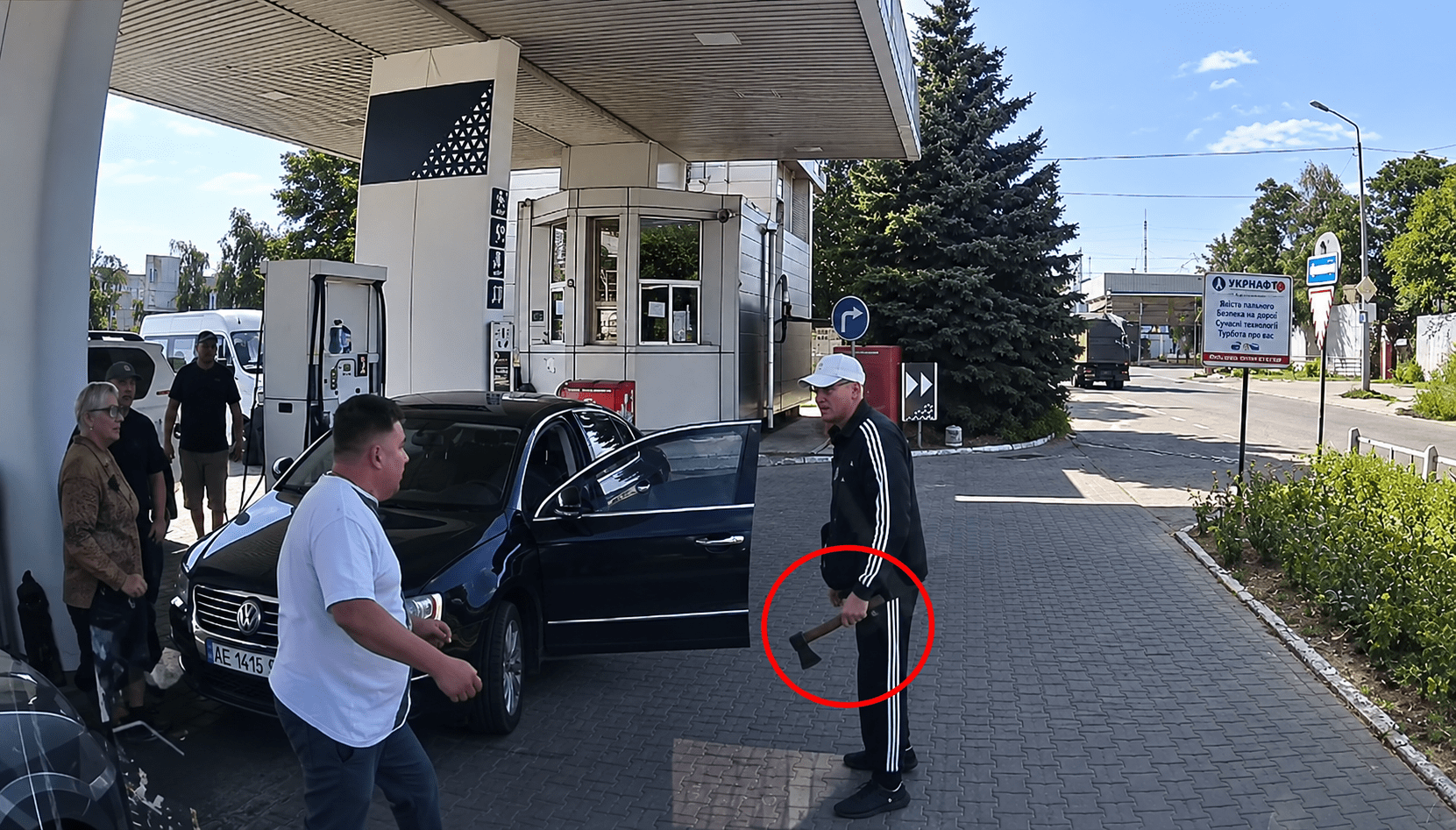 У Дніпрі військовому лікарю погрожували сокирою: чим завершився конфлікт на АЗС
Конфлікт між водіями на АЗС Дніпра ледь не переріс у бійку з сокирою. Чим все закінчилося, повідомляє “Дніпро Оперативний”. 
Інцидент…