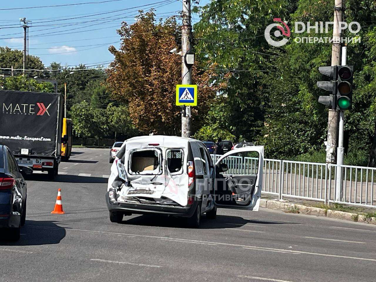На Робочій у Дніпрі зіткнулися вантажівка, маршрутка та Renault: постраждала дитина