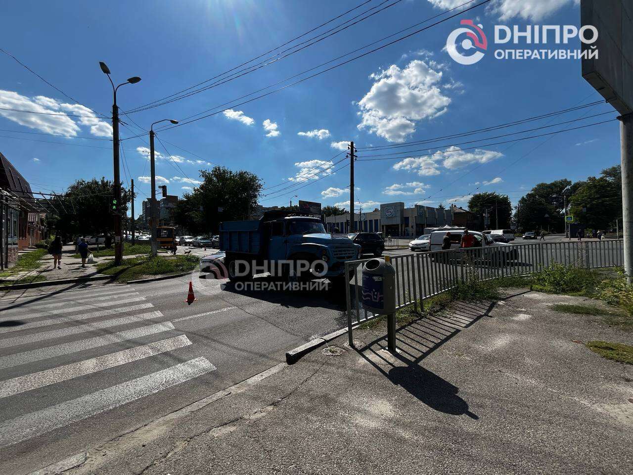 На Робочій у Дніпрі зіткнулися вантажівка, маршрутка та Renault: постраждала дитина