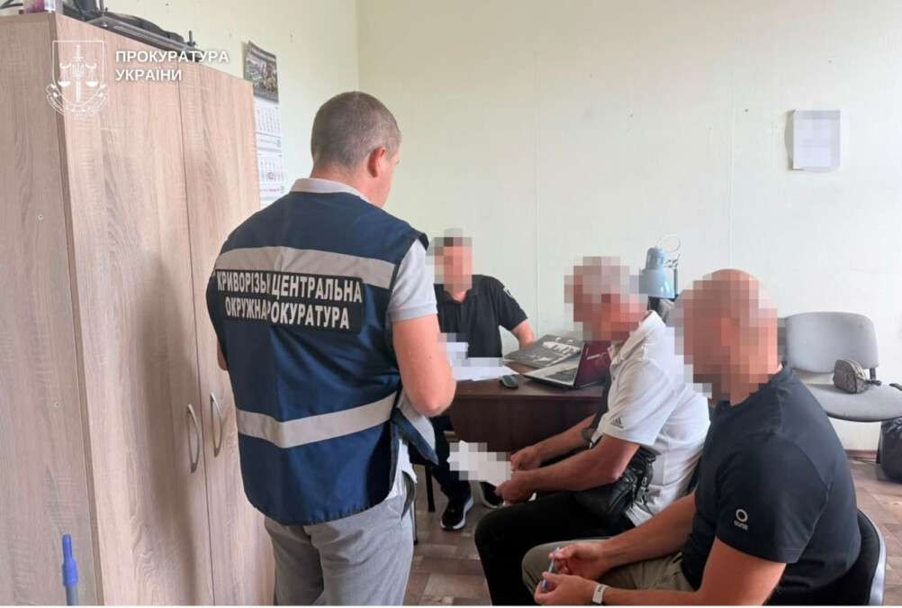 Чоловік з Кривого Рогу ввозив елітні авто як «гуманітарку» для ЗСУ, а потім продавав їх