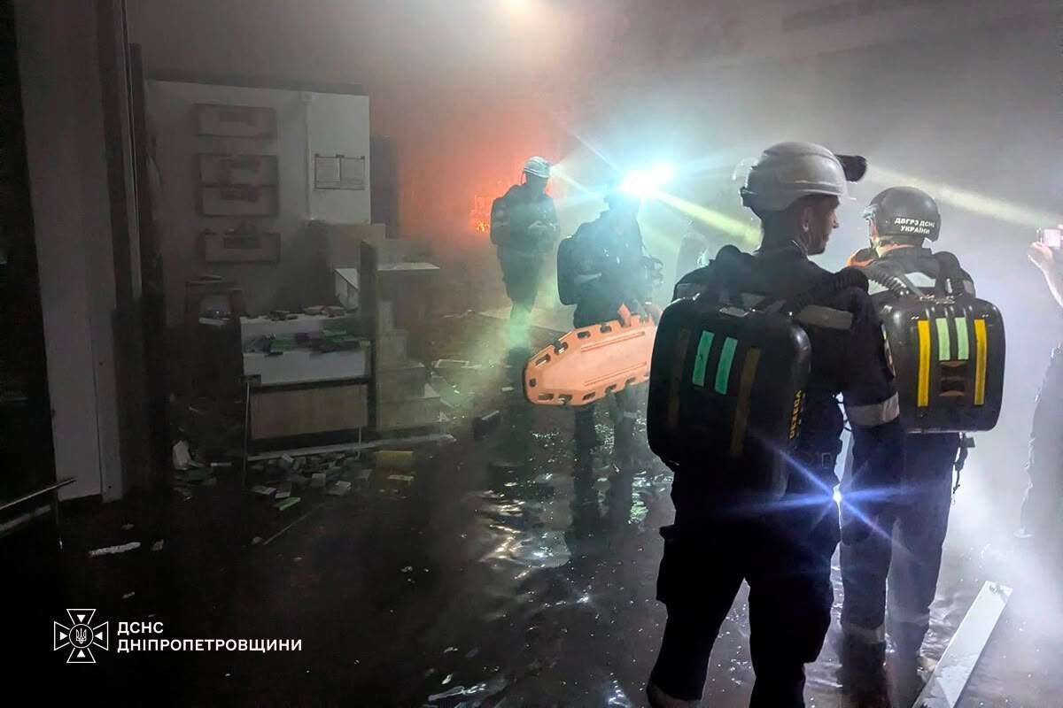 Ворог атакував Кривий Ріг: у ТЦ спалахнула пожежа, є загиблі та поранені
