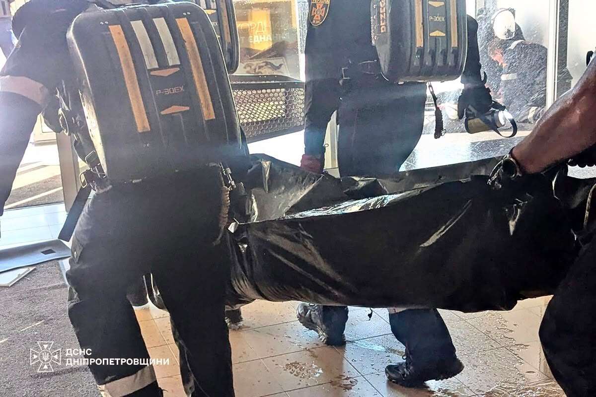 Ворог атакував Кривий Ріг: у ТЦ спалахнула пожежа, є загиблі та поранені