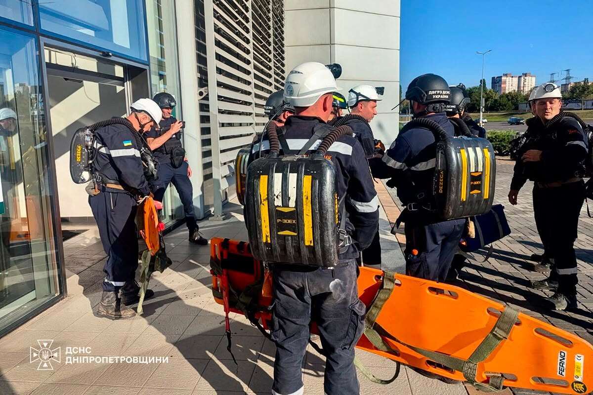 Ворог атакував Кривий Ріг: у ТЦ спалахнула пожежа, є загиблі та поранені